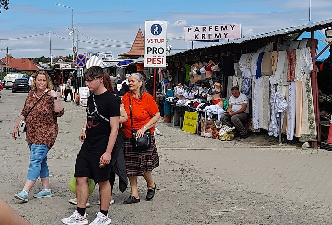 Část tržnice ve městě Kudowa-Zdrój je sice zbouraná, prodejci se zbožím se však přesunuli hned vedle na její druhou část. Sortiment je stále bohatý a pestrý.