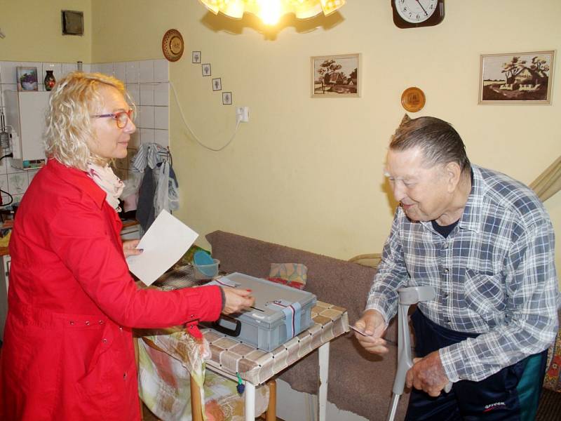 Volební komise v Rožmitále u Broumova měla na strosti nejmenší okrsek na Broumovsku. S přenosnou volební urnou navštívily členky volební komise i manžele Žočkovy, pro které by kvůli vysokému věku byla návštěva volební místnosti náročná.