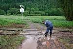 V OLIVĚTÍNĚ, místní části Broumova, spláchl přívalový déšť ornici z pole. Voda s blátem a štěrkem se valila na silnici, domky i železniční trať. 
