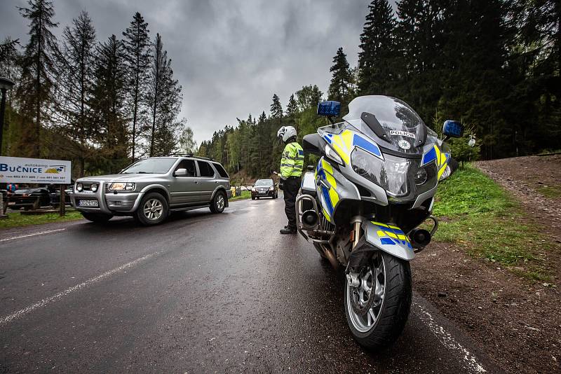 Adršpach zažívá nájezdy zejména polských turistů, stovky aut míří do skalního města. Dopravu musí řídit jak policie, tak dobrovolní hasiči.