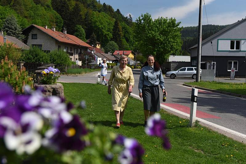 Dříve povinnost, dnes recese. Aneb bražečtí vytáhli mávátka a proletářská hesla