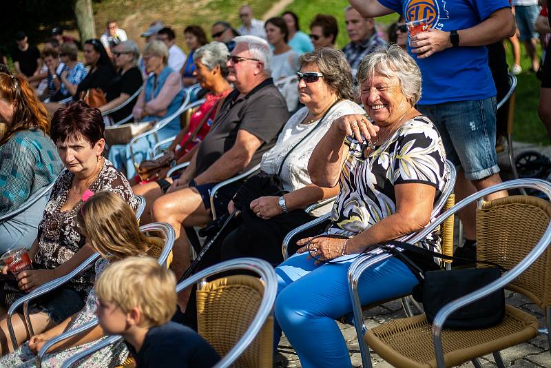 Ještě před  oficiálním zahájením festivalu diváky i kolemjdoucí naladila místní kapela The Acoustics - zazněly hity The Beatles. Foto: Festival české filmové komedie