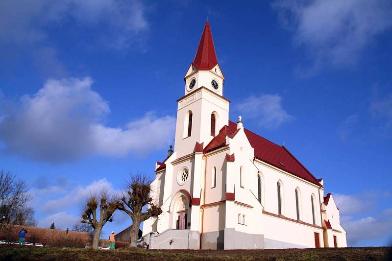 Evangelický kostel v Bohuslavicích nad Metují září do okolí po obnově.