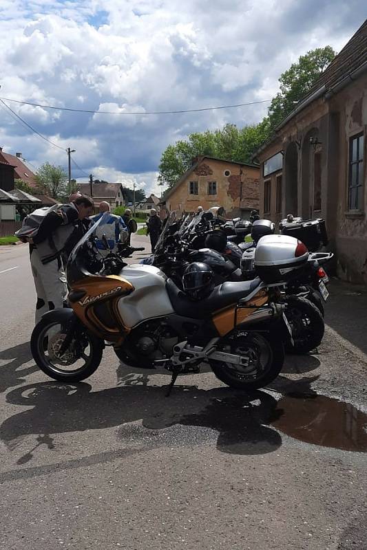 U kostela sv. Barbory v Otovicích opět po roce broumovský farář Martin Lanži žehnal motocyklům a motorkářům šťastné kilometry a bezpečné návraty domů z cest.