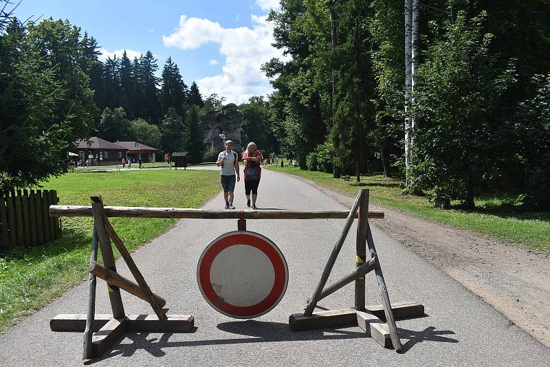 Když se zaplní parkoviště a vyprodají časová návštěvní okna, tak mají výletníci bez rezervace smůlu. Výhodou systému ale je, že na prohlídkovém okruhu ve skalách je mnohem méně lidí, než bylo v návštěvnicky exponovaných dnech v minulých letech.