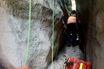 Osoba spadla při lezení na skalní útvar Starosta, po pádu zůstala viset na laně ve skalním komínu těsně nad zemí.