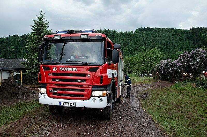 V OLIVĚTÍNĚ, místní části Broumova, spláchl přívalový déšť ornici z pole. Voda s blátem a štěrkem se valila na silnici, domky i železniční trať. 