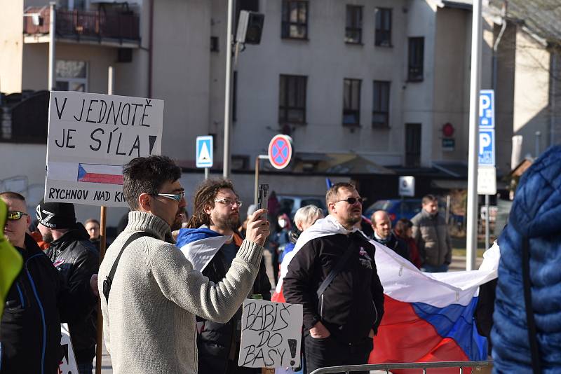 Na hronovském náměstí lidé protestovali proti vládním opatřením okolo koronavirové situace.  Hlavní slovo měl občanský aktivista David Tesař, který vybízel ke změně strachu a nepřátelství na prosperitu a radost. Výzvu k nasazení roušek takřka nikdo neresp