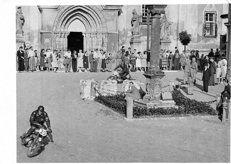 Fotodokumentace závodů pochází z archivu úspěšného regionálního jezdce Františka Kociána (1929 -1996)  z Bohdašína. Tomuto talentovanému jezdci byl propůjčen legendární motocykl JAWA ESO, na kterém několik sezón po závodních okruzích kraloval.