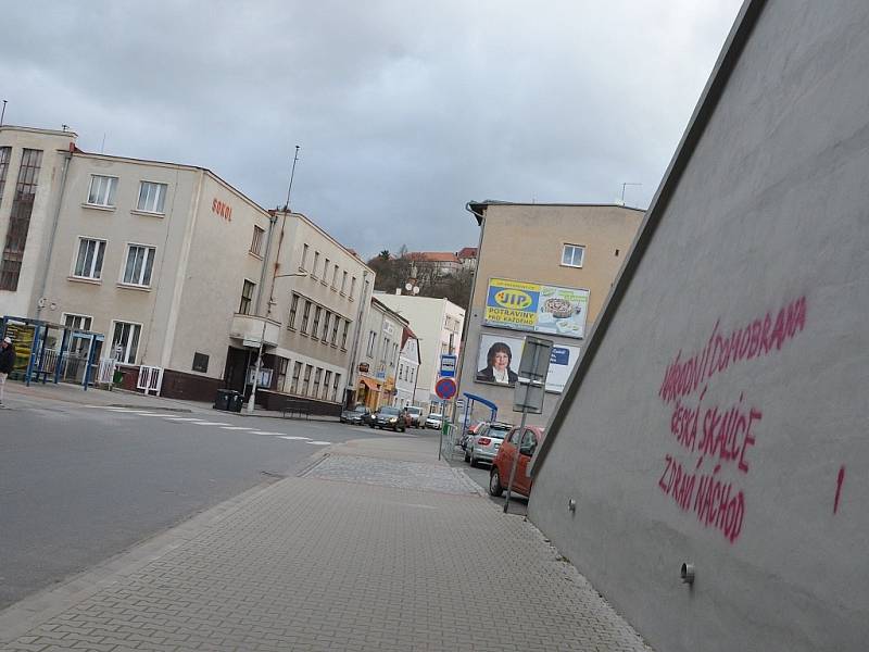 Sprejer poničil nedávno opravený železniční most nedaleko náchodského Jiráskova gymnázia.