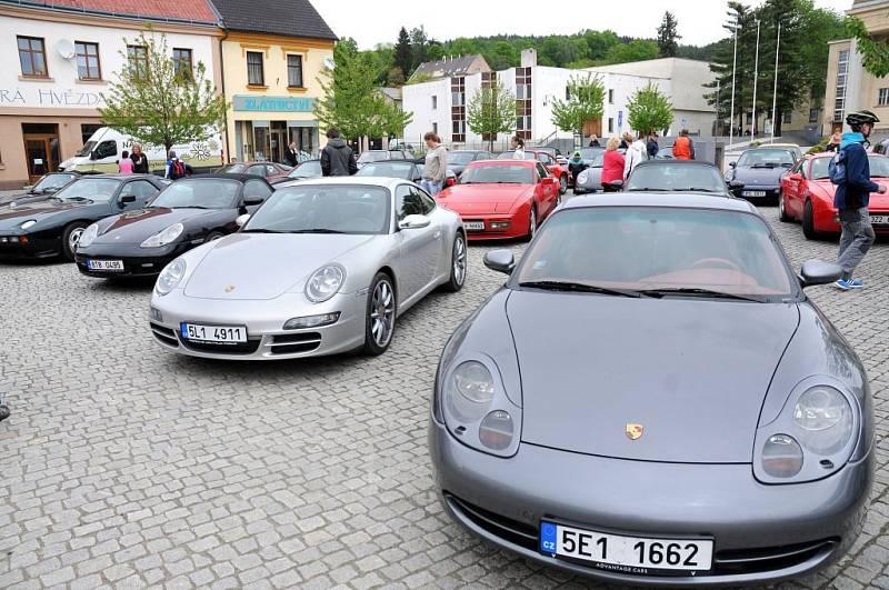 TŘI DESÍTKY automobilů Porsche brázdily o víkendu náchodským regionem. Zastavily se i na hronovském náměstí.