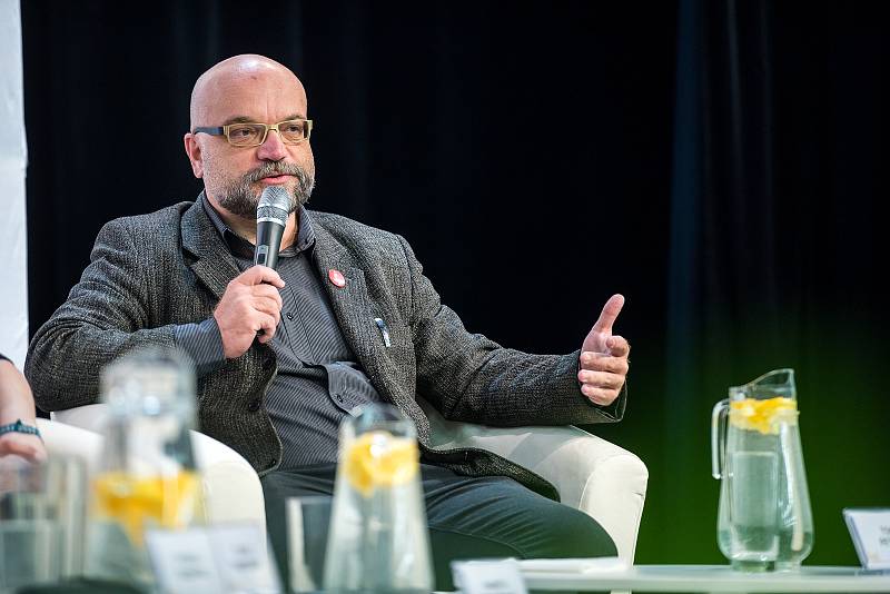 Šestý ročník dvoudenní diskusní konference začal ve středu dopoledne v sále Dřevník Vzdělávacího a kulturního centra Klášter Broumov.