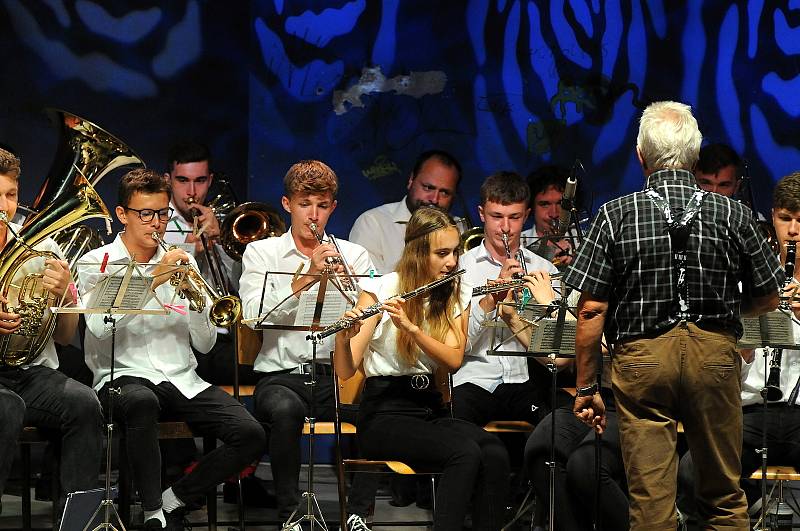 Závěrečné okamžiky festivalu patřily taneční skupině orientálních tanců, dechovému orchestru ZUŠ Hronov a pak už průvod vedený žonglujícími akrobaty na chůdách dorazil před Jiráskovo divadlo, kde po spuštění festivalové, české a unijní vlajky byl festival