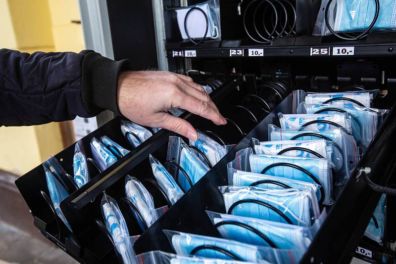 Automat na roušky u městského úřadu v Náchodě. Takzvaný rouškomat je v permanenci.