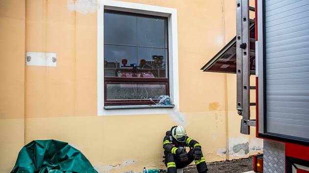 Vyčerpání. Po 36 hodinách se podařilo hasičům zlikvidovat rozsáhlý požár ve firmě Hauk v Polici nad Metují.
