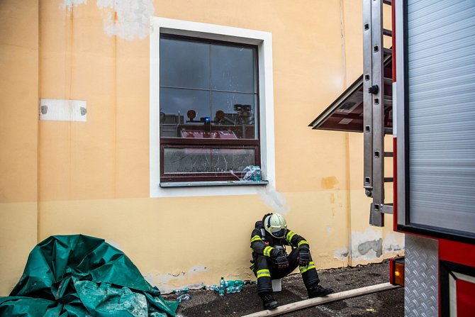 Vyčerpání. Po 36 hodinách se podařilo hasičům zlikvidovat rozsáhlý požár ve firmě Hauk v Polici nad Metují.