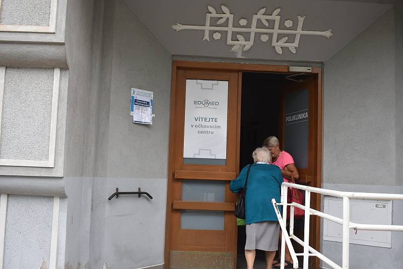 Očkovací místo Edumed Jaroměř v budově polikliniky zahájilo dnes odpoledne ve 14 hodin jako první v Královéhradeckém kraji očkování proti Covid-19 bez předchozí registrace.