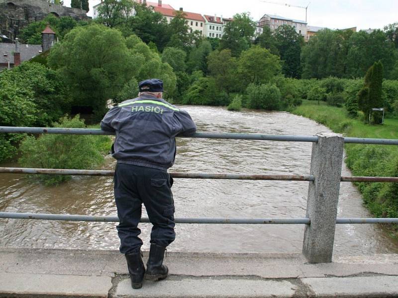 Pátrání po vodákovi v řece Metuji mezi Peklem a Novým Městem nad Metují.