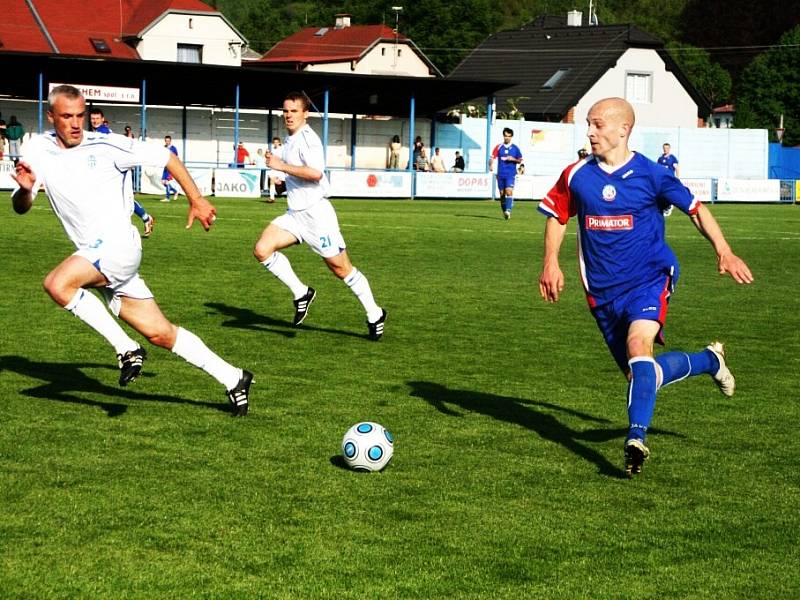 Třetiligové fotbalisty Náchoda (v modrém) čeká v domácím prostředí proti lídrovi z Vlašimi další důležitý souboj o udržení v soutěži.