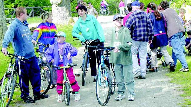  Málokterý cyklista v Ratibořicích jako tato skupinka jde vedle kola, aby zbytečně neohrožoval  chodce.