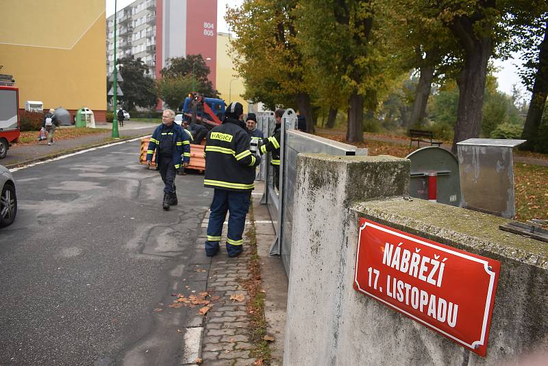 Zástupci dobrovolných hasičů a HZS trénovali stavbu mobilních hrazení protipovodňových opatření.