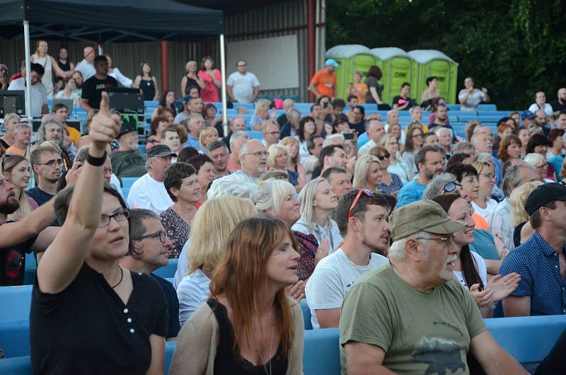 Akustický koncert kapely Čechomor se první červencovou neděli večer nesl letním kinem v autokempu u Rozkoše.