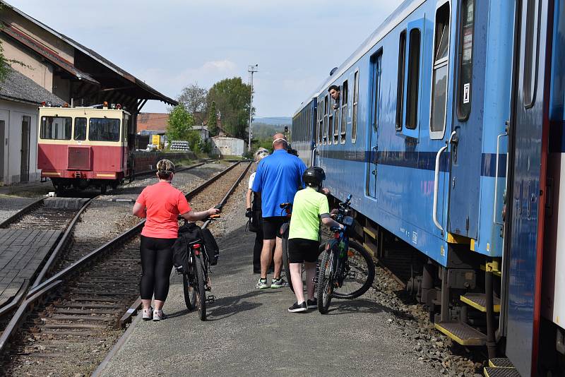 Cestující začali jezdit za turistikou ve velkém a především přišel nápor cyklistů využívajících veřejnou dopravu. A protože mimo pracovní dny je veřejná doprava do atraktivních míst v kraji stále ještě zredukována na polovinu, byly vlaky plné cestujících.