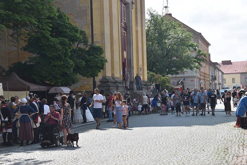 Díky dlouho očekávané akci Oživlý Josefov se pevnostnímu městu vrátila slavná vojenská minulost, kterou ochutnaly stovky návštěvníků. 