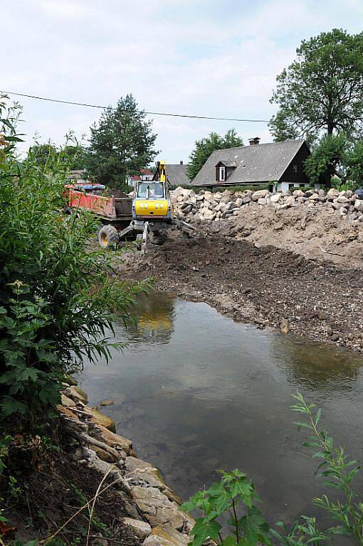 Po dlouhých letech příprav se začaly stavět protipovodňová opatření na řece Metuji ve Velkém Poříčí. Celá akce v hodnotě přes 80 milionů korun by měla být hotova v roce 2012. 