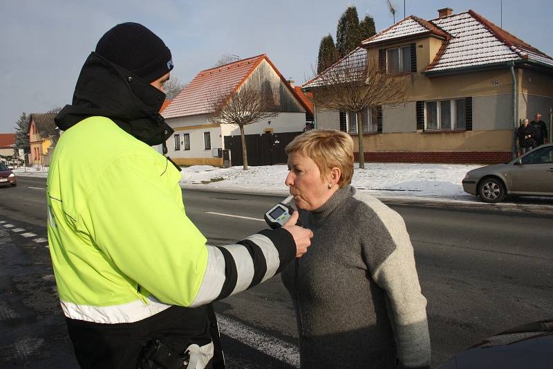 Policisté při kontrolách rozdávali vesty