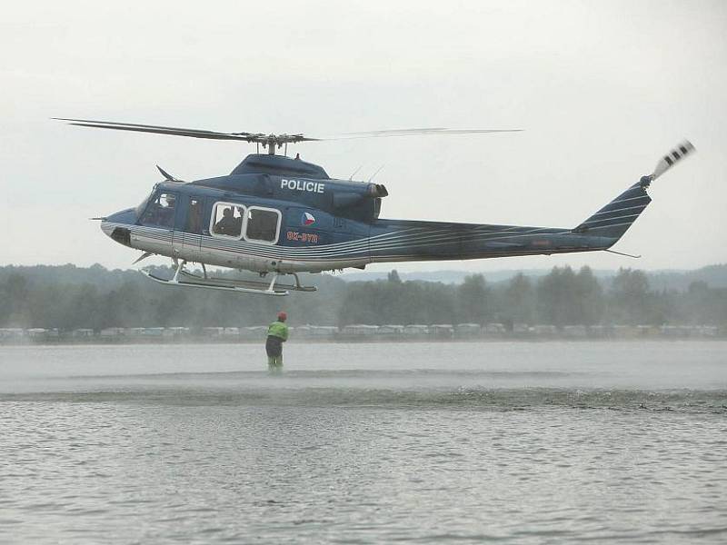 Letečtí záchranáři cvičili na přehradní nádrži Rozkoš.
