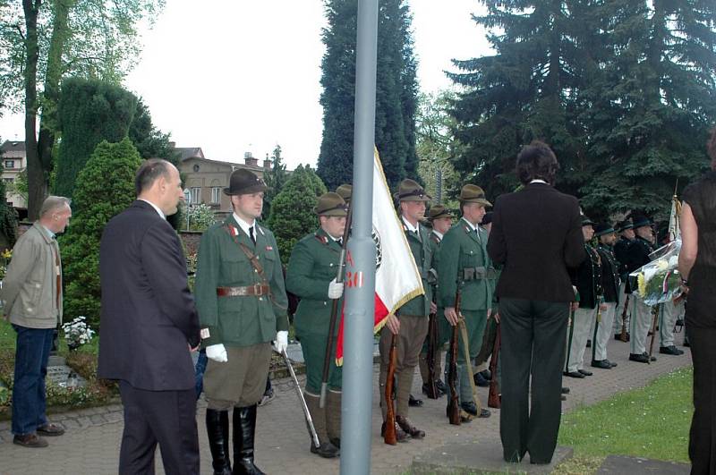 Na hřbitově v Polici nad Metují se uskutečnila pietní akce k uctění památky obětí 2. světové války a k 67. výročí vítězství nad fašismem.  