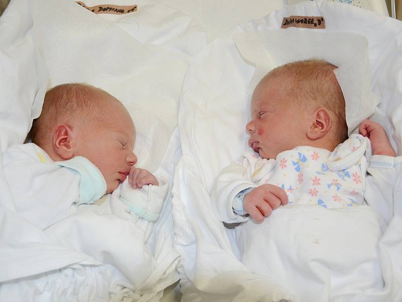 DOMINIK A MAREK DUDOVI jsou dvojčátka. Chlapečci se narodili 3. července 2012. Dominiček (vlevo) přišel na svět v 16:12 hodin s váhou 2800 g a délkou 47 cm. Mareček se narodil v 16:23 hodin s váhou 2740 g a délkou 48 cm. S rodiči Klárou Dudovou a Tomášem 