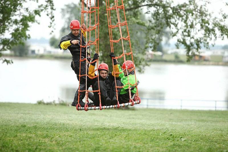 Letečtí záchranáři cvičili na přehradní nádrži Rozkoš.