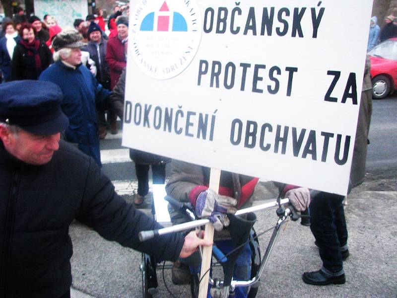 Přesně ve čtyři hodiny odpoledne začaly stovky obyvatel na náměstí přecházet přes přechody pro chodce na zhruba patnáct minut zcela zastavily provoz.