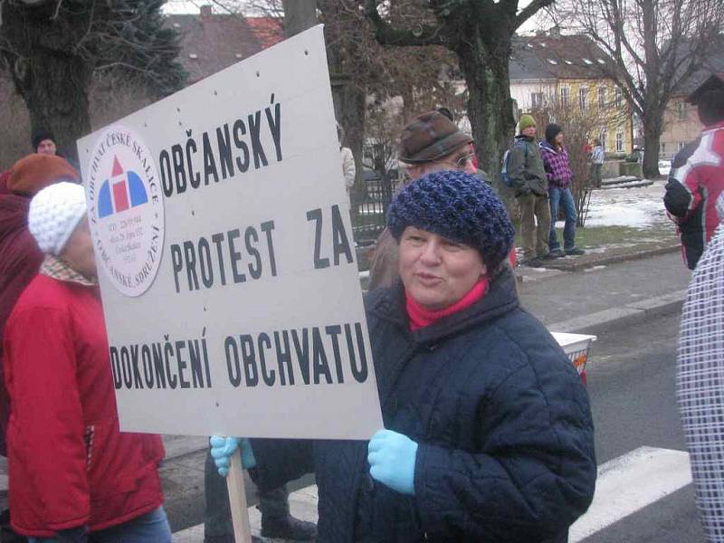 Přesně ve čtyři hodiny odpoledne začaly stovky obyvatel na náměstí přecházet přes přechody pro chodce na zhruba patnáct minut zcela zastavily provoz.