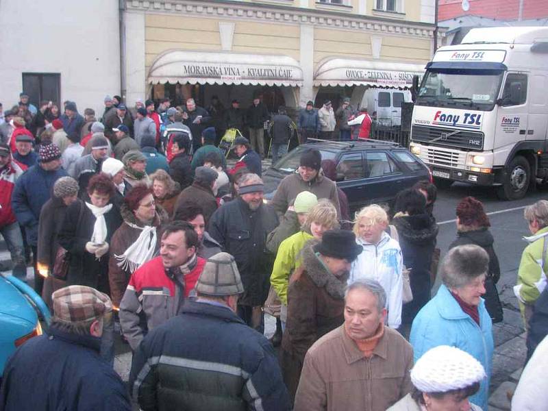 Přesně ve čtyři hodiny odpoledne začaly stovky obyvatel na náměstí přecházet přes přechody pro chodce na zhruba patnáct minut zcela zastavily provoz.