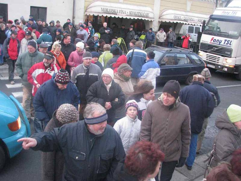 Přesně ve čtyři hodiny odpoledne začaly stovky obyvatel na náměstí přecházet přes přechody pro chodce na zhruba patnáct minut zcela zastavily provoz.