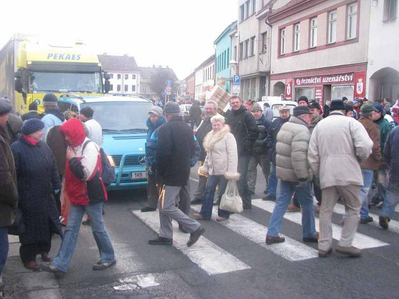 Přesně ve čtyři hodiny odpoledne začaly stovky obyvatel na náměstí přecházet přes přechody pro chodce na zhruba patnáct minut zcela zastavily provoz.