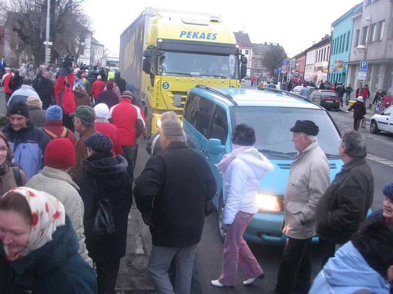 Přesně ve čtyři hodiny odpoledne začaly stovky obyvatel na náměstí přecházet přes přechody pro chodce na zhruba patnáct minut zcela zastavily provoz.