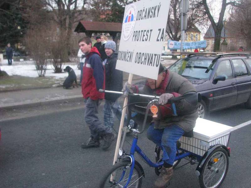 Přesně ve čtyři hodiny odpoledne začaly stovky obyvatel na náměstí přecházet přes přechody pro chodce na zhruba patnáct minut zcela zastavily provoz.