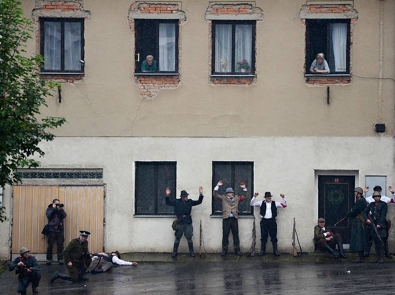 Na náměstí ve Stárkově se bojovalo. I za vydatného deště