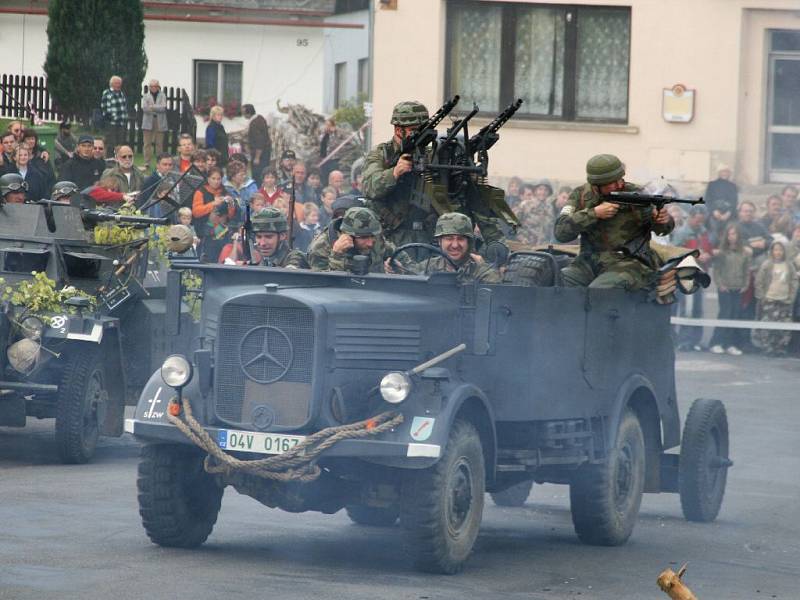 Z rekonstrukce bitvy Normandie 1944.