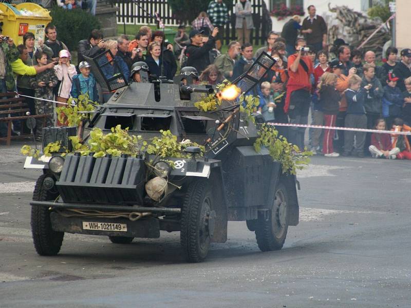 Z rekonstrukce bitvy Normandie 1944.