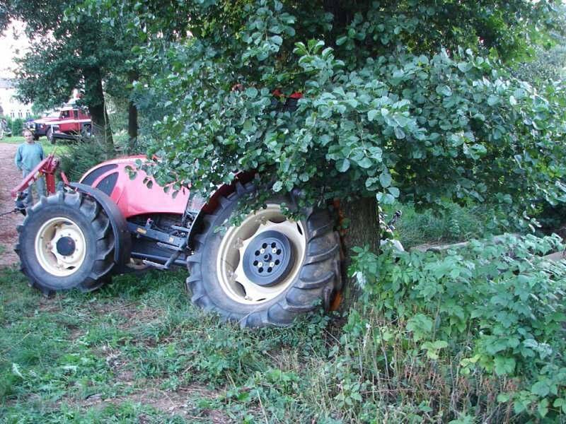 Traktor skončil v potoce v Martínkově.