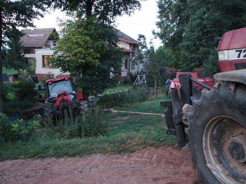 Traktor skončil v potoce v Martínkově.