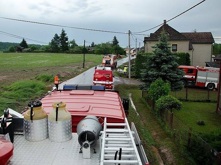 V OLIVĚTÍNĚ, místní části Broumova, spláchl přívalový déšť ornici z pole. Voda s blátem a štěrkem se valila na silnici, domky i železniční trať. 