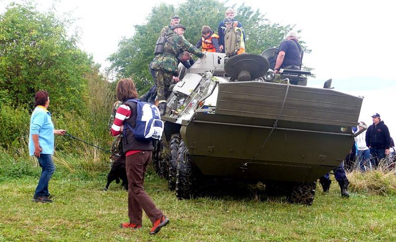 Předváděcí akci plovoucí těžké military techniky a vojenských vozidel si v sobotu na břehu Rozkoše nenechali ujít nadšenci pro vše vojenské. 