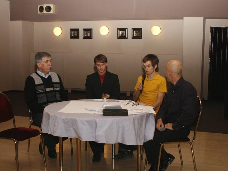 Na snímku je společně s předsedou Pardubického krajského atletického svazu Ladislavem Doskočilem (vlevo) dvojice oceněných Petr Pechek (u mikrofonu) a Václav Červinka. 