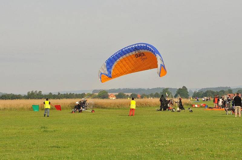 Nebe nad Novým nad Metují budou v prvních srpnových dnech brázdit motorové paraglidingy. Na zdejším letišti bylo ve čtvrtek 30. července zahájeno MS v tomto sportu.